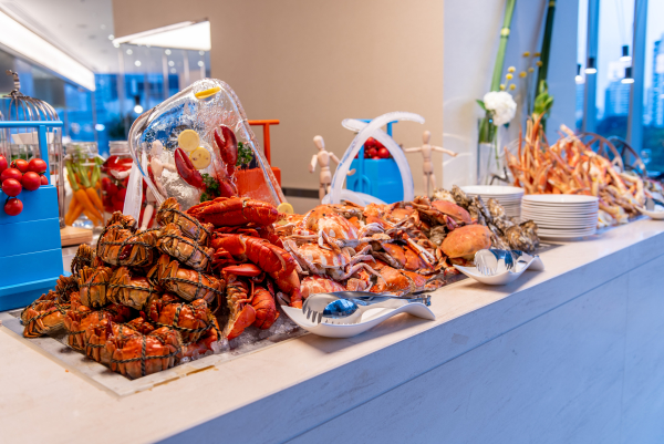 开业首秀!滨江艾美酒店西餐厅推出&ldquo;疯狂蟹逅&rdquo;海鲜自助晚餐